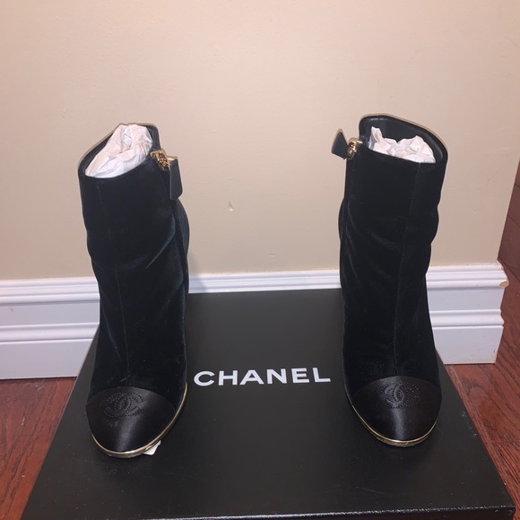 Chanel velvet boots with pearl deatil - Picture 2 of 5